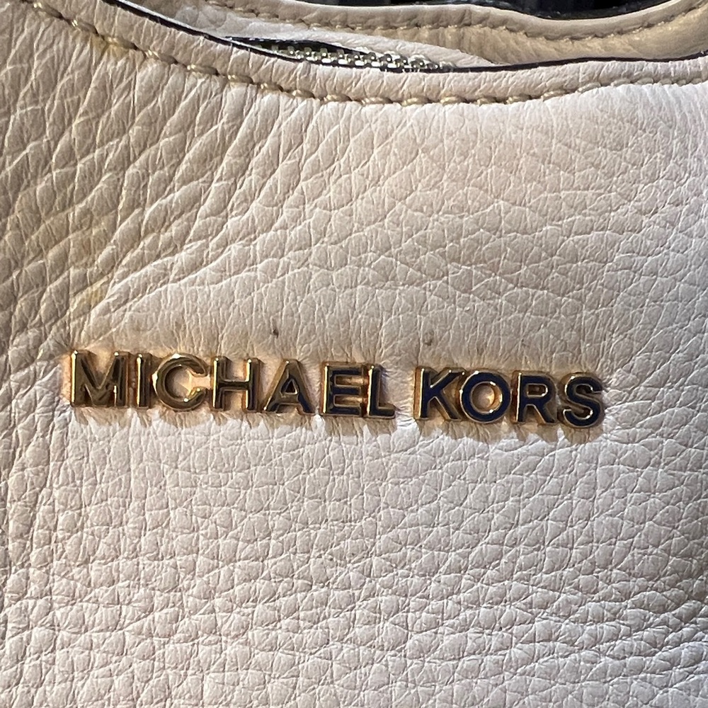 Michael Kors Cream Shoulder Bag with Gold Accents - Picture 3 of 13
